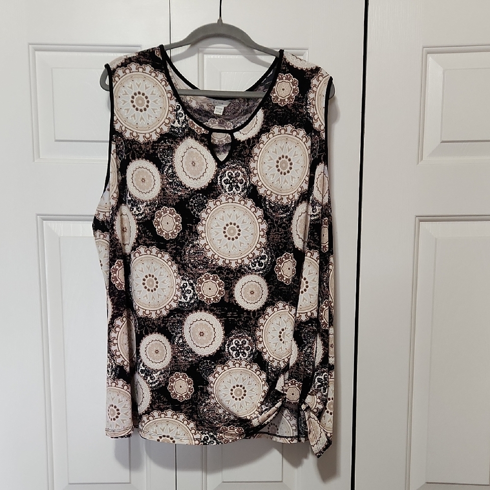 Elegant Sleeveless Top with Intricate Black and Cream Design